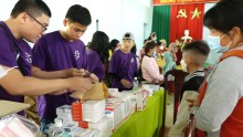Bênh viện Âu Cơ Tp. Biên hòa, tỉnh Đồng Nai Khám Bệnh Cấp Thuốc Miễn Phí Và Tặng Quà Cho Hộ Nghèo Tại Xã Cư Knia
