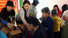 Trao quà cho hộ nghèo và Hội người mù huyện Cư Jút