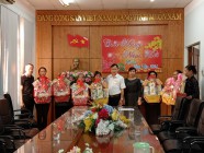 Tặng quà cho các hộ gia đình có hoàn cảnh khó khăn tại thị trấn Ea T’ling