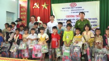 Trao tặng quà từ thiện tại xã Cư Knia