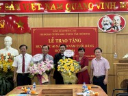 Chi bộ Ban Tuyên giáo- Trung tâm chính trị: Trao tặng Huy hiệu Đảng đợt 19/5