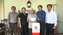 Lãnh đạo tỉnh thăm, tặng quà gia đình chính sách, người có công