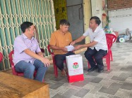 Phó Chủ tịch UBND tỉnh Lê Trọng Yên thăm, tặng quà gia đình người có công tại huyện CưJut.