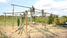 Bộ đội giúp dân khắc phục hậu quả cháy nhà - hình ảnh đẹp của người lính trong thời bình