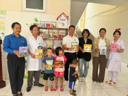 Dự án “Thư viện mùa xuân”  trao tặng tủ sách và quà cho Trung tâm y tế huyện Cưjút