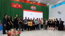 Công ty BHNT HanWha Life Việt Nam: Trao thẻ BHYT cho các hộ đồng bào thiểu số tại chỗ khó khăn trên địa bàn xã Tâm Thắng