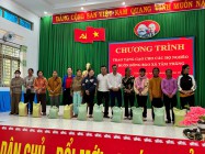 Xã Tâm Thắng: Cấp phát gạo cho các hộ nghèo