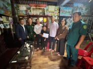 Phó Chủ tịch UBND  huyện CưJút thăm, tặng quà gia đình người có công tại  xã Đăk D’Rông