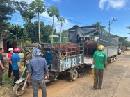 Xã EaPô tổ chức trao bò giống cho các hộ nghèo