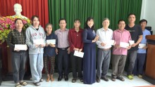 Trao tặng 23 suất quà Tết cho hộ nghèo tại xã Ea Pô