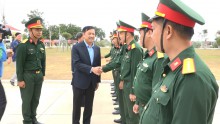 Lãnh đạo tỉnh tặng quà hộ nghèo và lực lượng vũ trang tại huyện Cư Jút dịp Tết Nguyên đán Ất Tỵ 2025