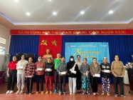 Công ty cổ phần Phân bón và Hóa chất dầu khí Đông Nam Bộ trao quà tết cho người nghèo tại thị trấn EaTling