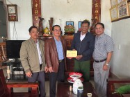 Phó CT UBND huyện Vũ Văn Bính đi thăm tặng quà Tết các nghệ nhân và gia đình chính sách