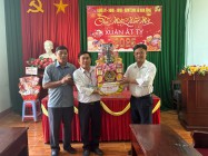 Phó CT HĐND huyện Bùi Công Cường đi thăm, tặng quà, chúc Tết  các gia đình chính sách, cán bộ lão thành ở xã Nam Dong