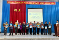 Trao tặng thẻ BHYT  cho các  hộ đồng bào thiểu số nghèo ở  xã Đăk Wil