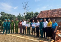 Bí Thư Huyện ủy Nghiêm Hồng Quang đi thăm, tặng quà Bộ đội Biên phòng giúp dân xây dựng nhà ở tại xã Đăk Wil