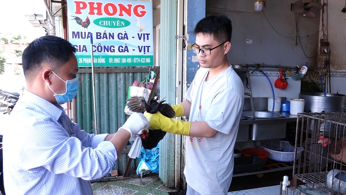 can bo trung tam dich vu ky thuat nong nghiep lay mau cum ah5n1