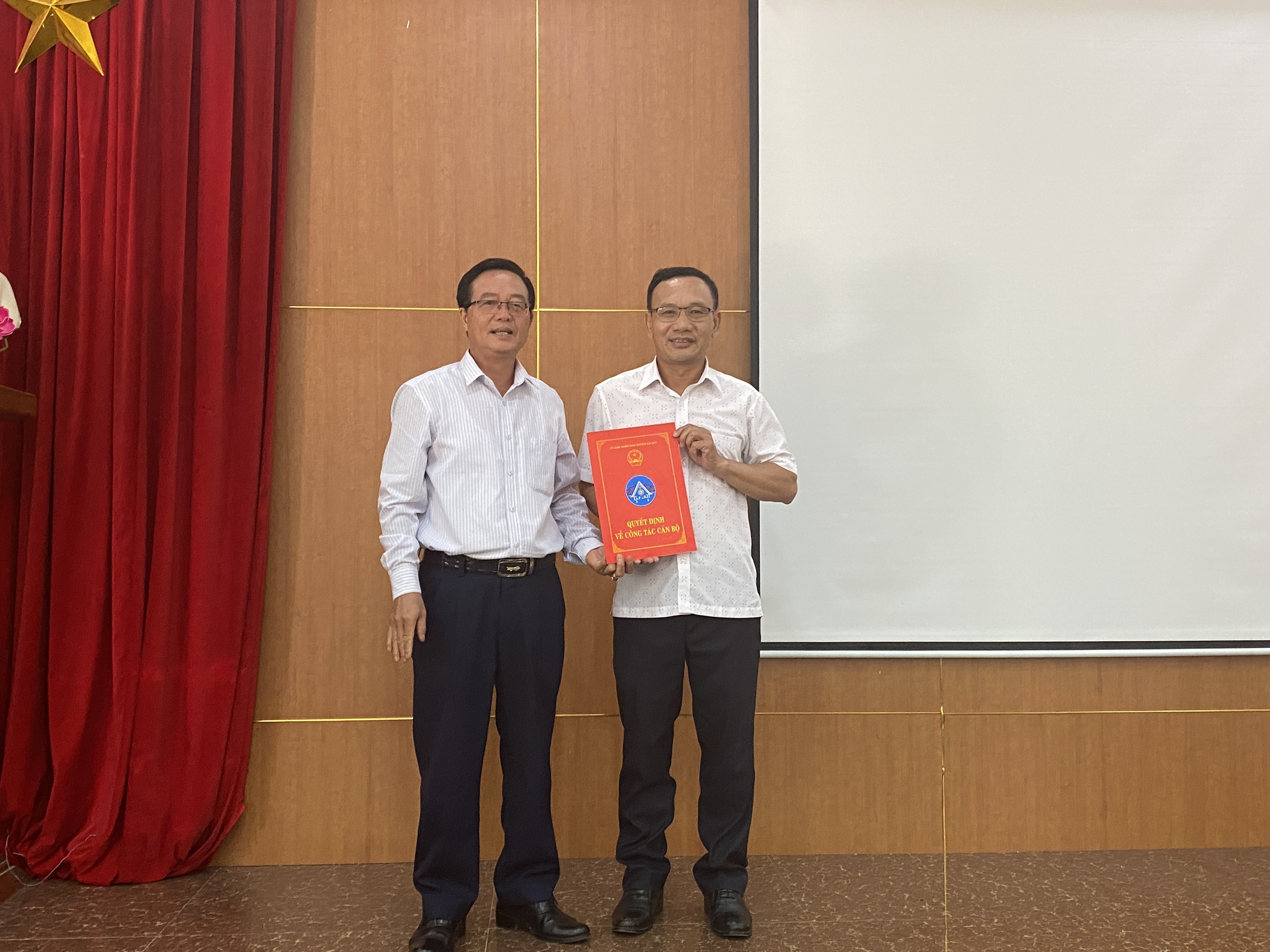 đồng chí Trần Văn Cầm, Phó Trưởng phòng GD&ĐT huyện