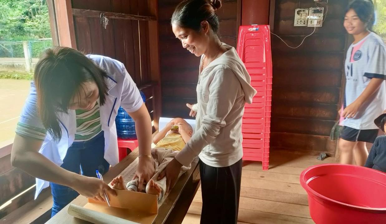 hinh 2tre em bi quy dinh duong duoc kiem tra chieu cao can nang