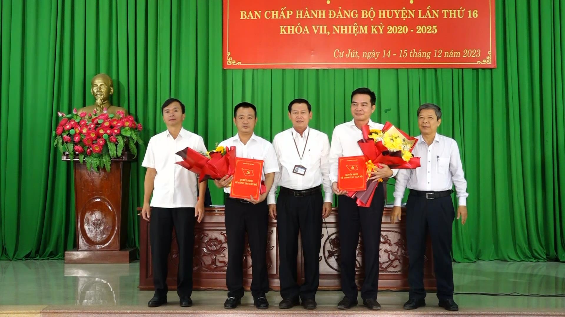 trao quyet dinh bo sung uy vien bch huyen uy khoa vii