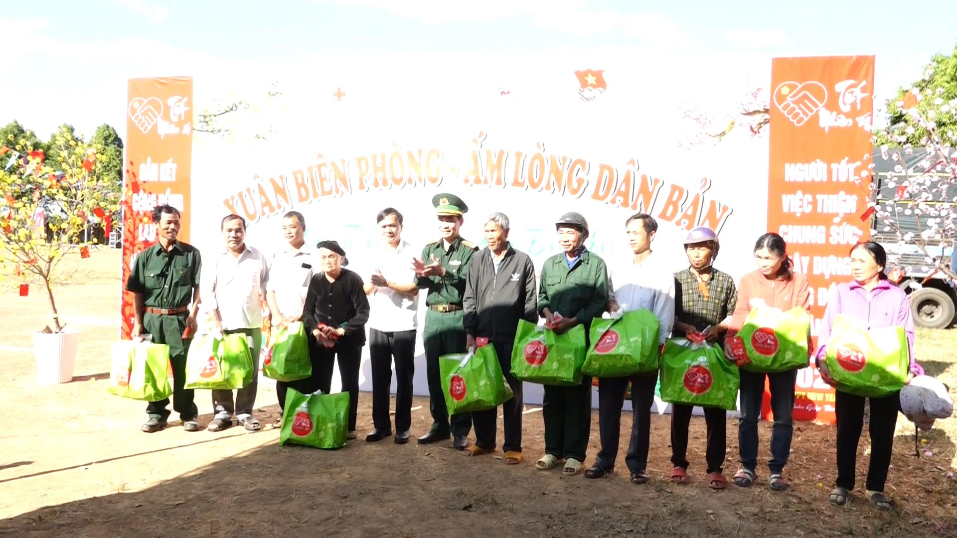 Trao quà cho các hộ nghèo