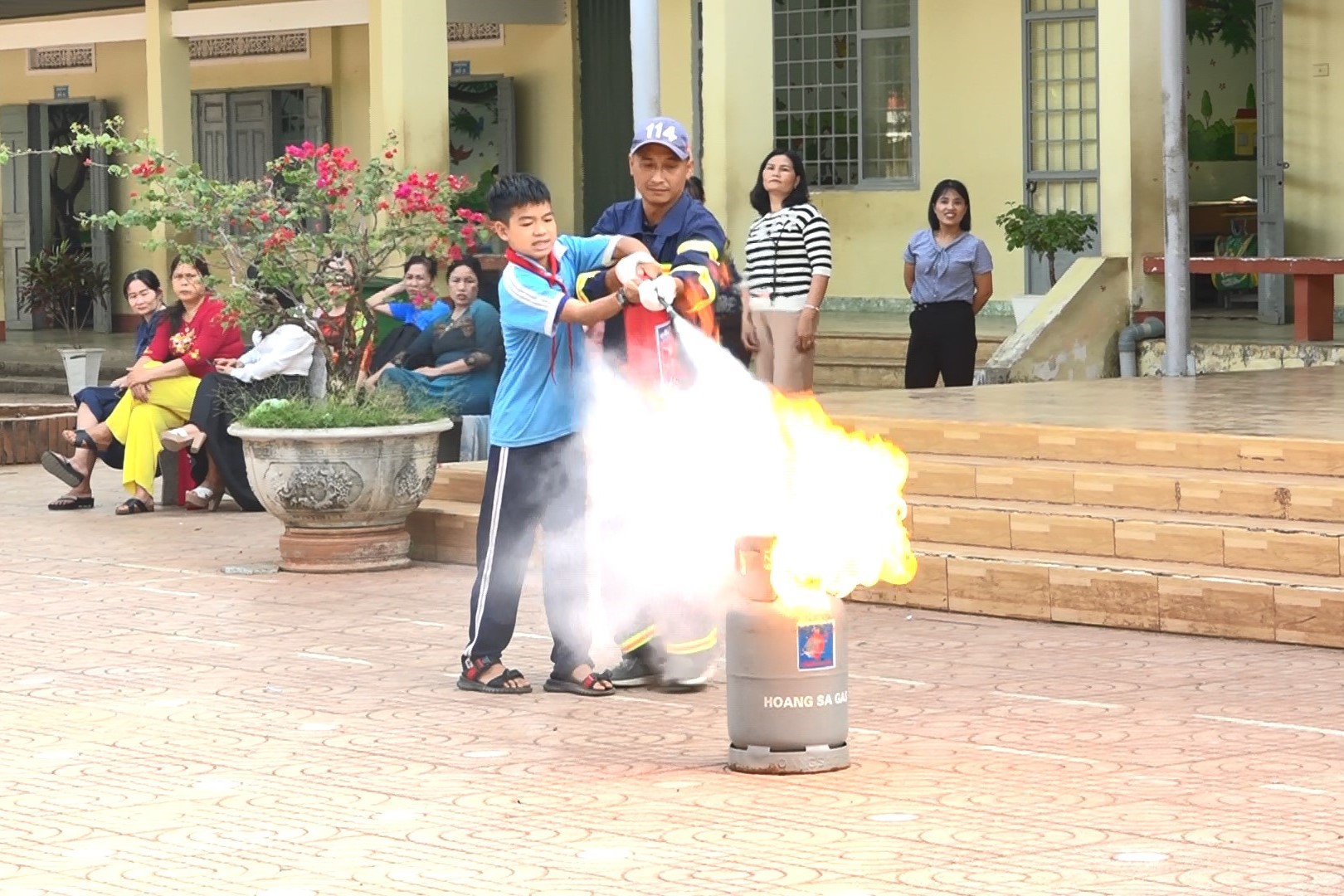 trai nghiem su dung binh chua chay xach tay dap tat dam chay do ro ri gas