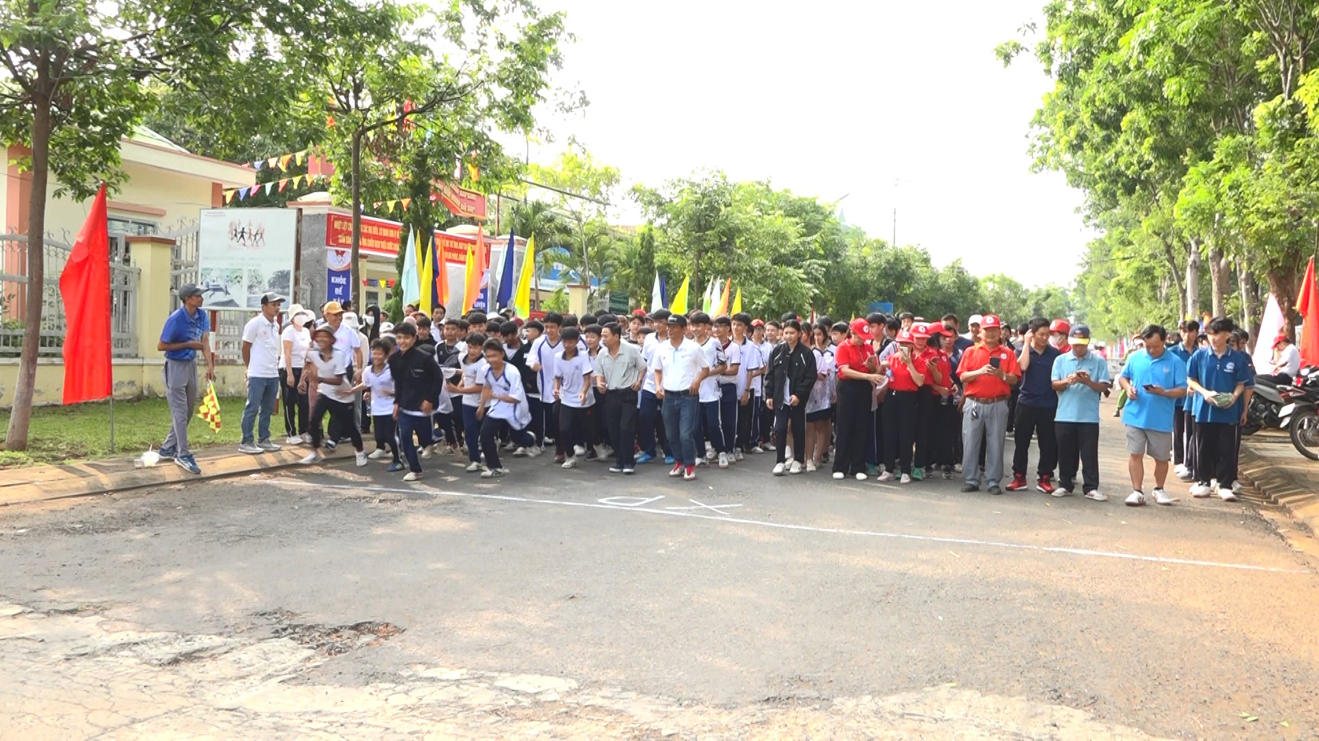 van dong vien chay huong ung ngay chay olympic vi suc khoe toan dan nam 2024