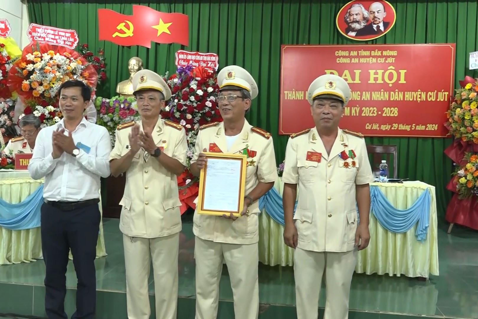 uvbtv pho chu tich ubnd huyen cu jut dong chi ngo quoc phong trao quyet dinh thanh lap hoi cuu cong an nhan dan huyen cu jut nhiem ky 2023 2028