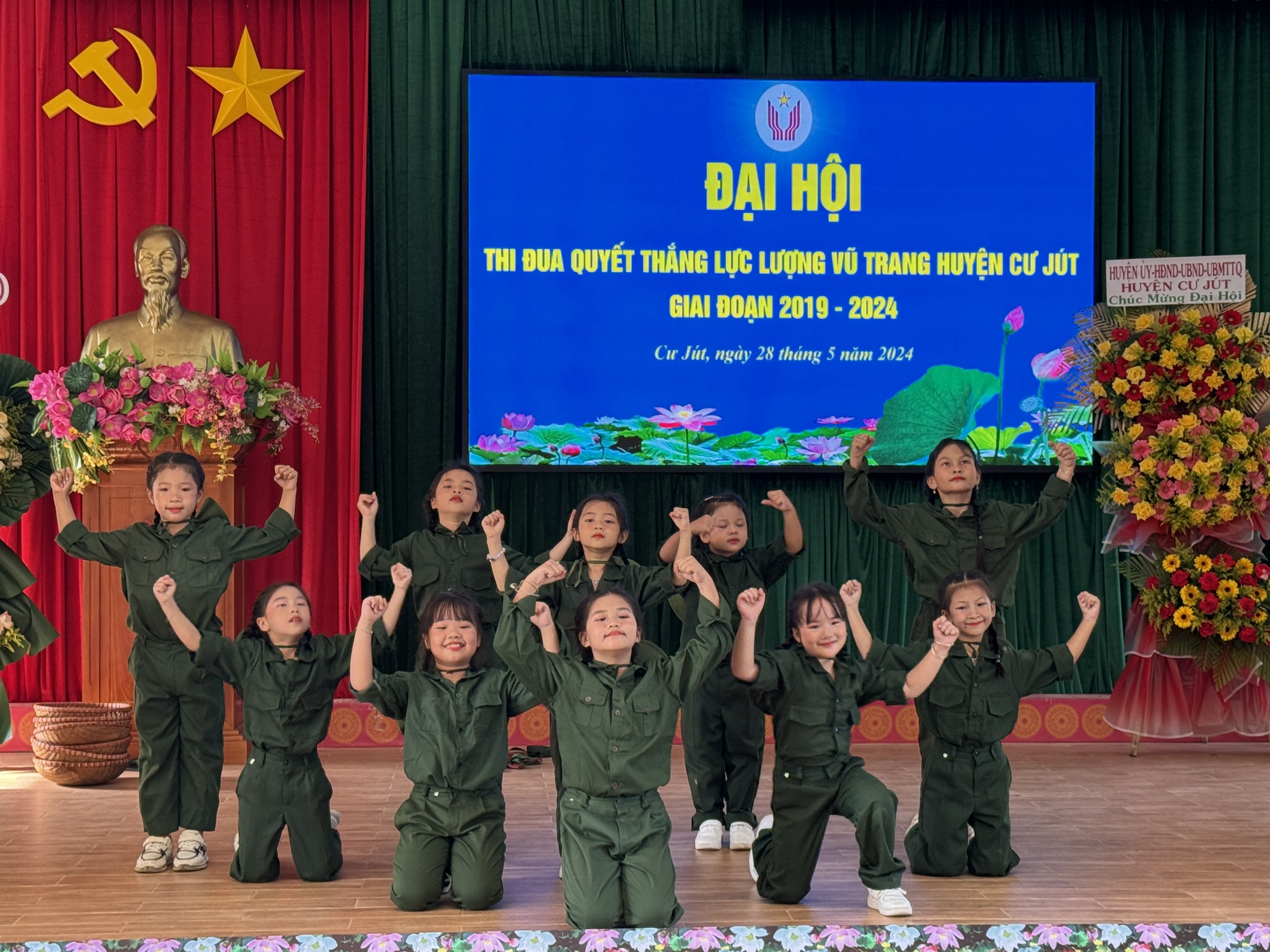 Văn nghệ chào mừng Đại hội