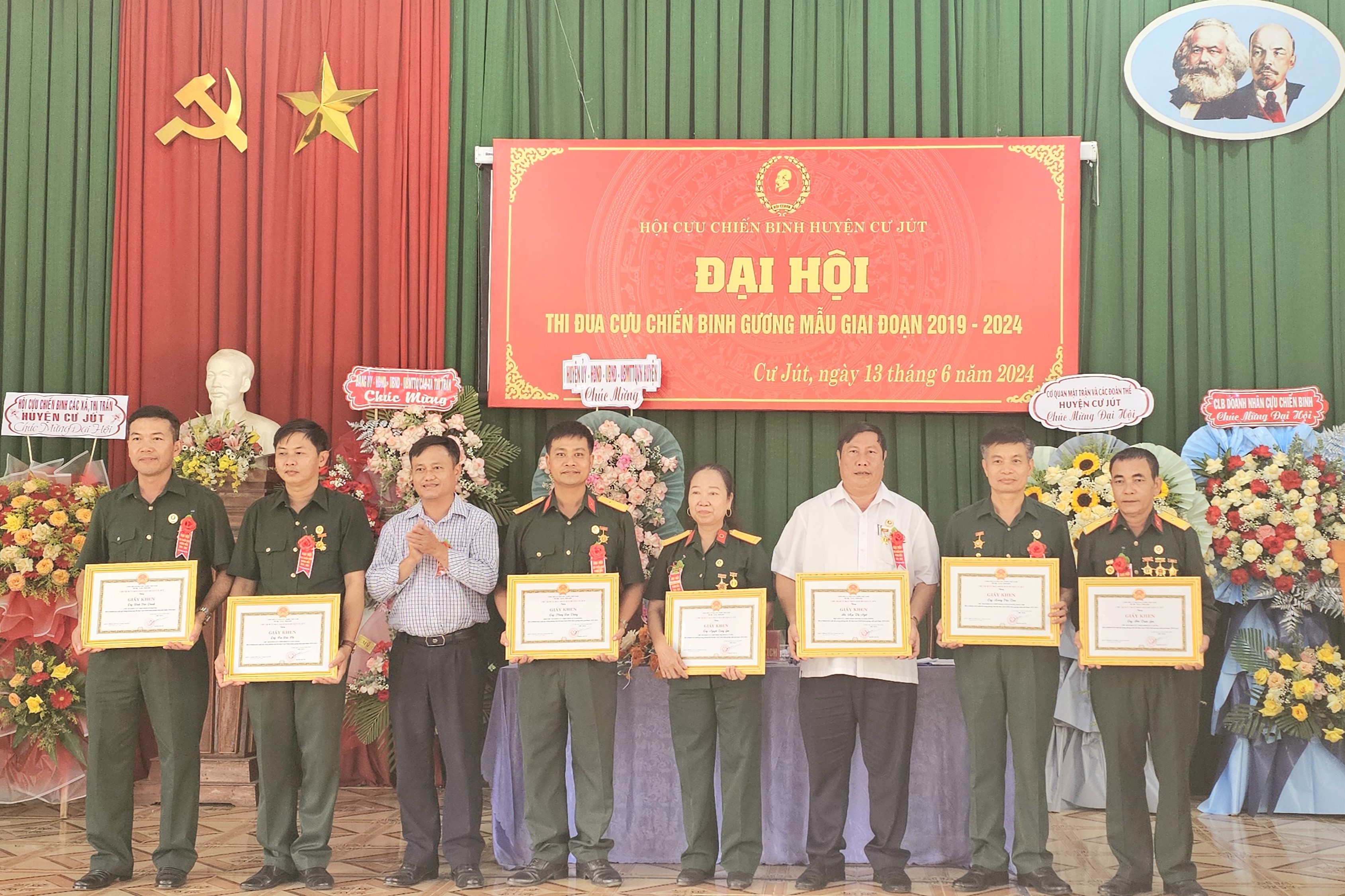 tang giay khen cho cac tap the va ca nhan co thanh tich xuat sac trong phong trao thi dua ccb guong mau giai doan 2019 2024