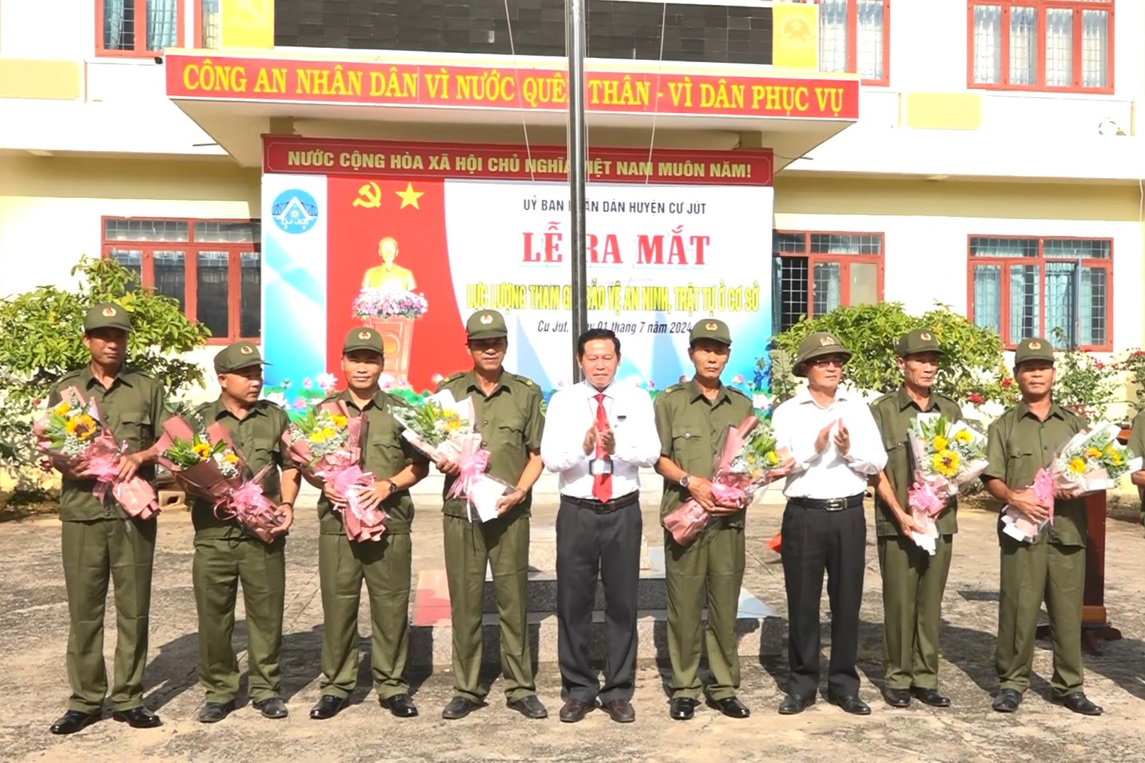 lanh dao huyen uy ubnd huyen cu jut tang hoa chuc mung cac doi an ninh trat tu tai co so