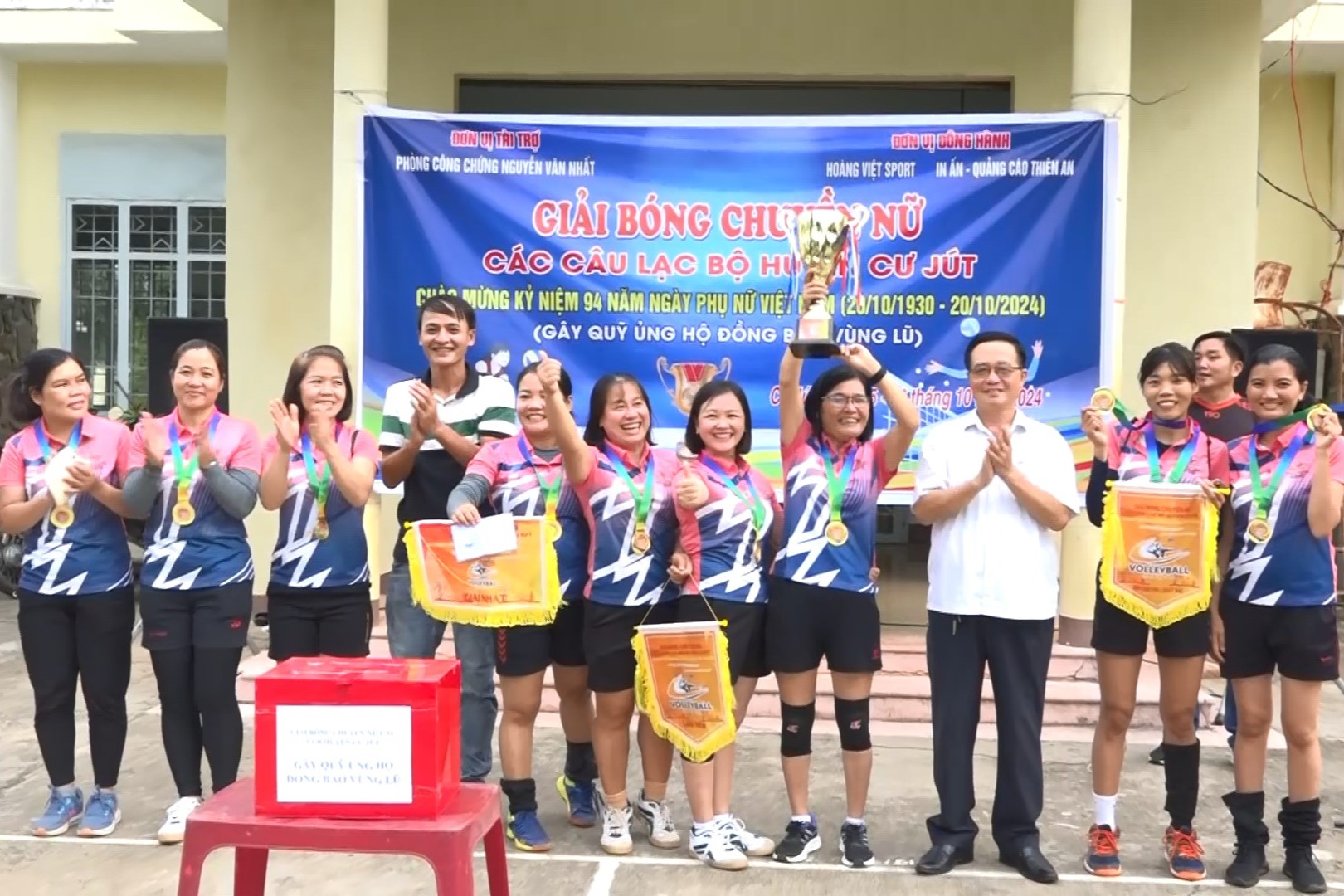 ban to chuc trao giai nhat cho doi clb bong chuyen nu xa dak wil