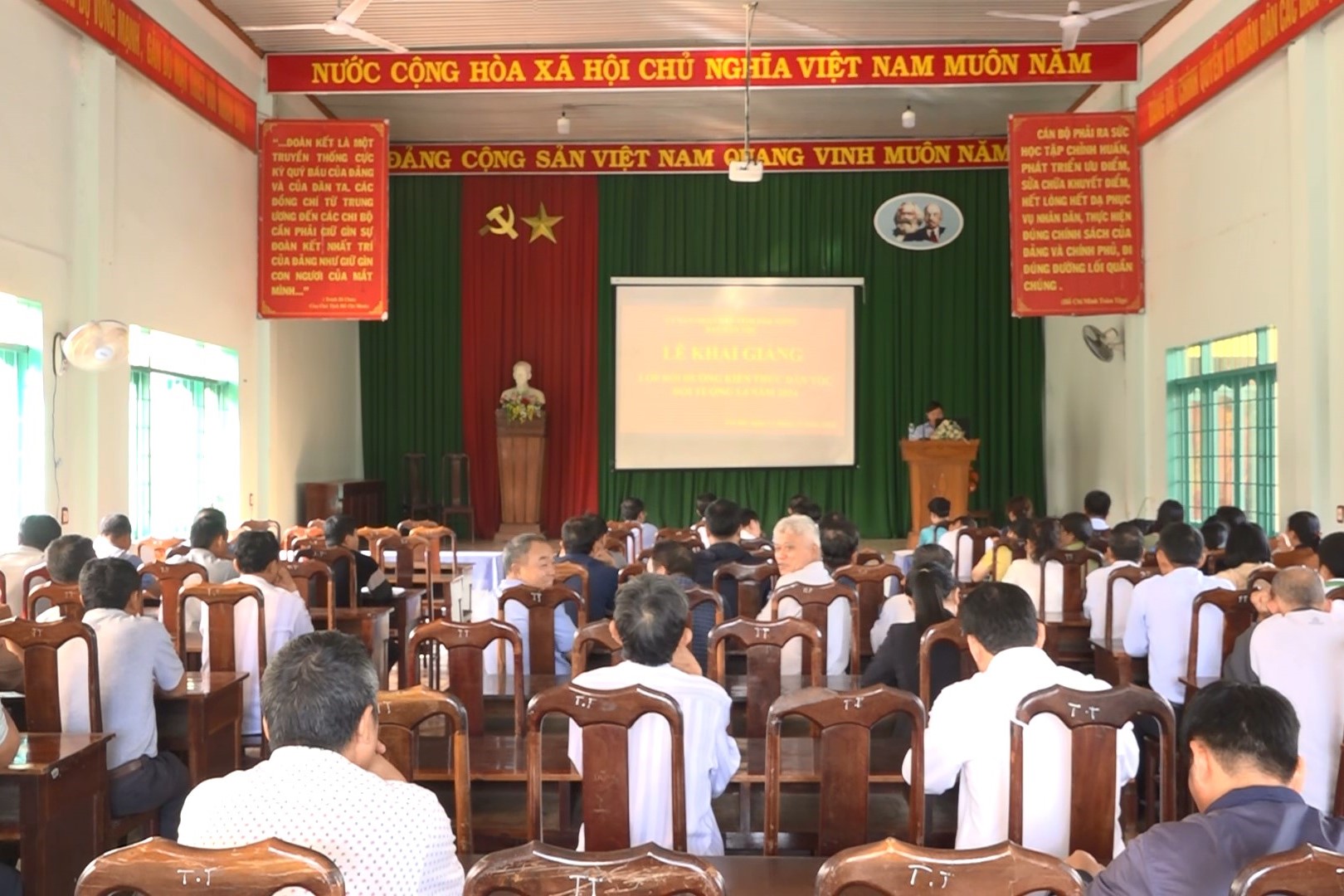 140 hoc vien tham gia lop boi duong kien thuc dan toc