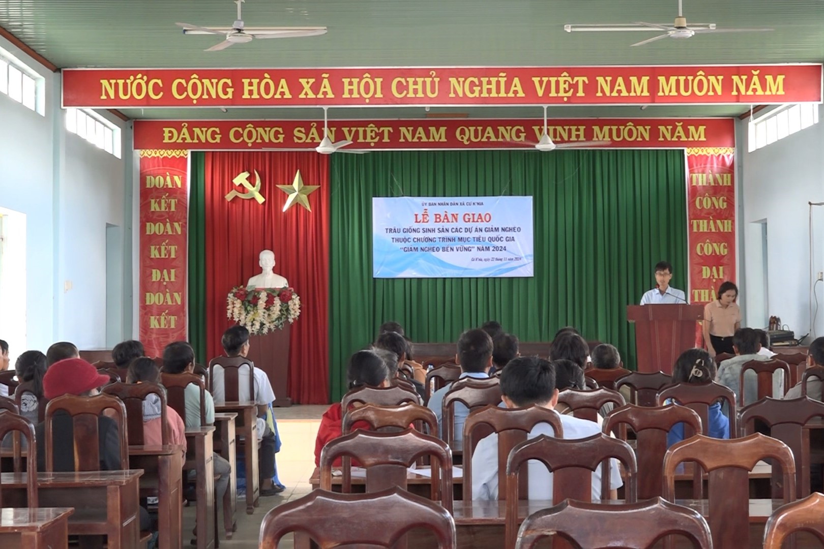 le ban giao trau giong sinh san cho ho ngheo ho can ngheo tren dia ban xa cu knia