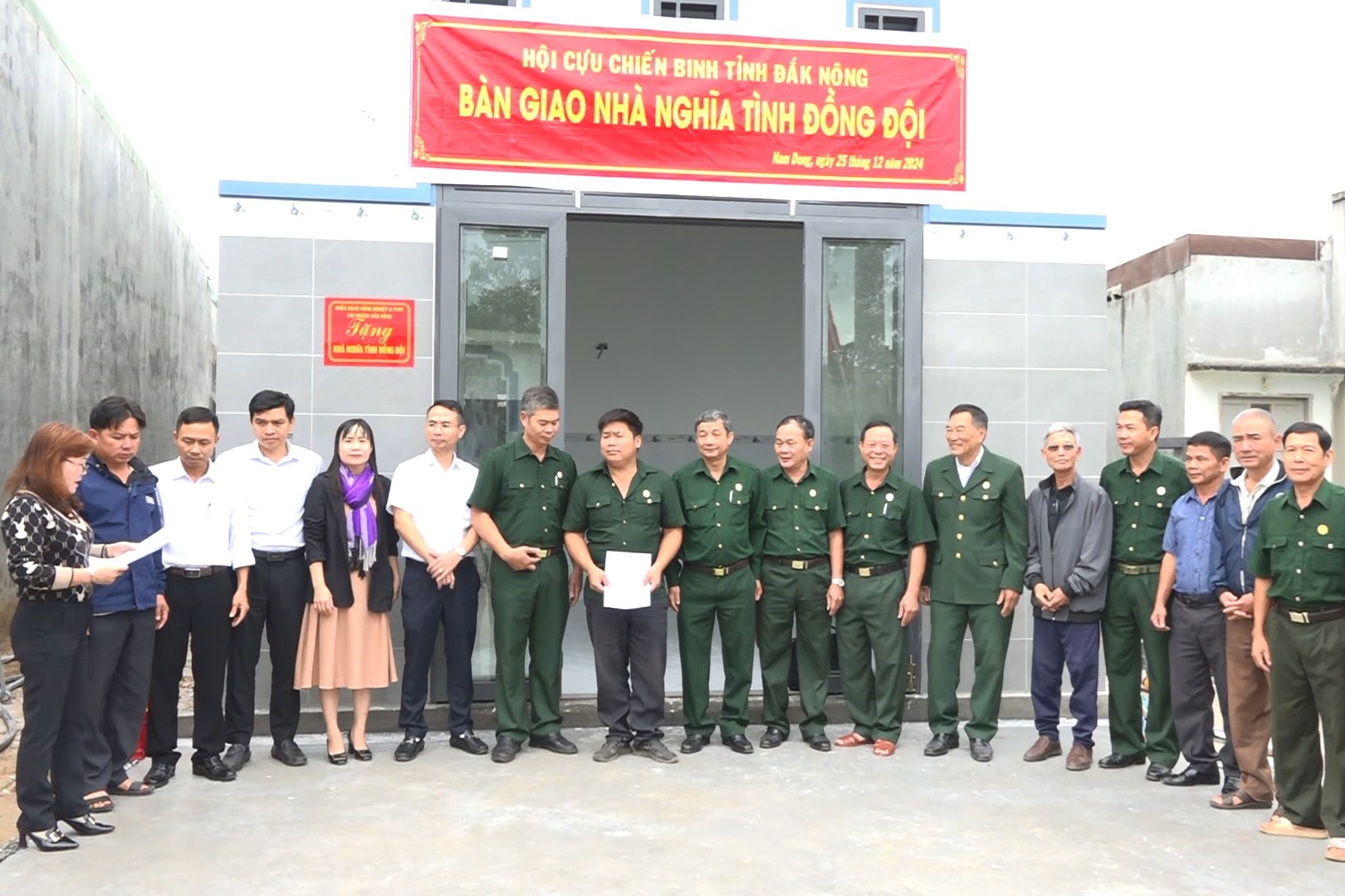 ban giao nha nghia tinh dong doi cho hoi vien la van minh thon trung tam xa nam dong