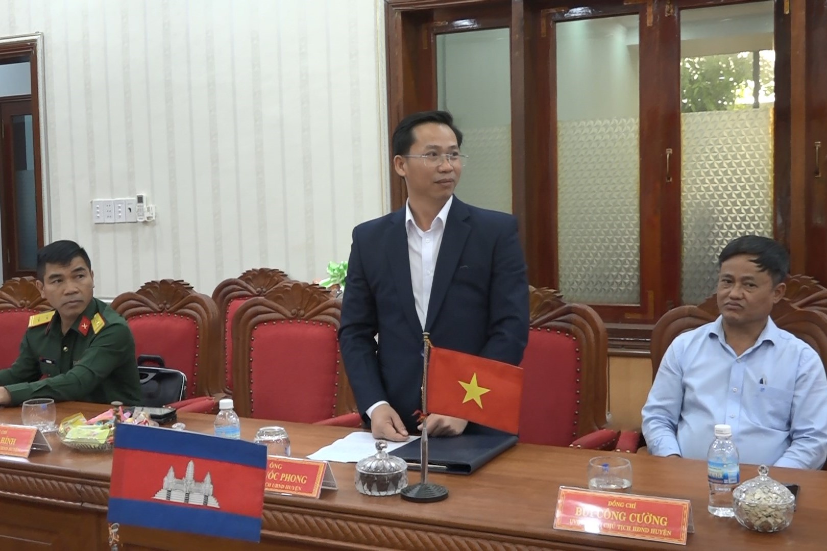 lanh dao huyen cu jut cam on nhung tinh cam sau sac nhung loi chuc tot dep tham tinh huu nghi cua lanh dao huyen pech chenda da danh cho huyen cu jut