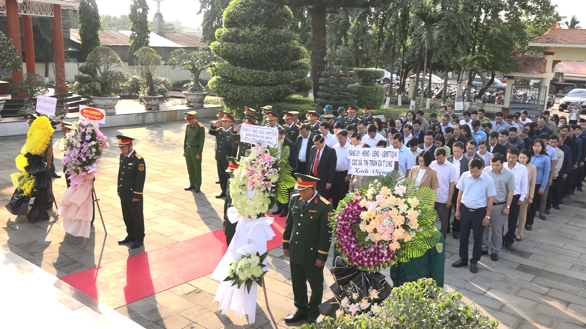 Đoàn đại biểu của Huyện ủy - HĐND - UBND - UBMTTQ Việt Nam huyện Cư Jút đã đến đặt vòng hoa, thắp hương tại Nghĩa trang liệt sĩ huyện nhân dịp Tết Nguyên đán Ất Tỵ 