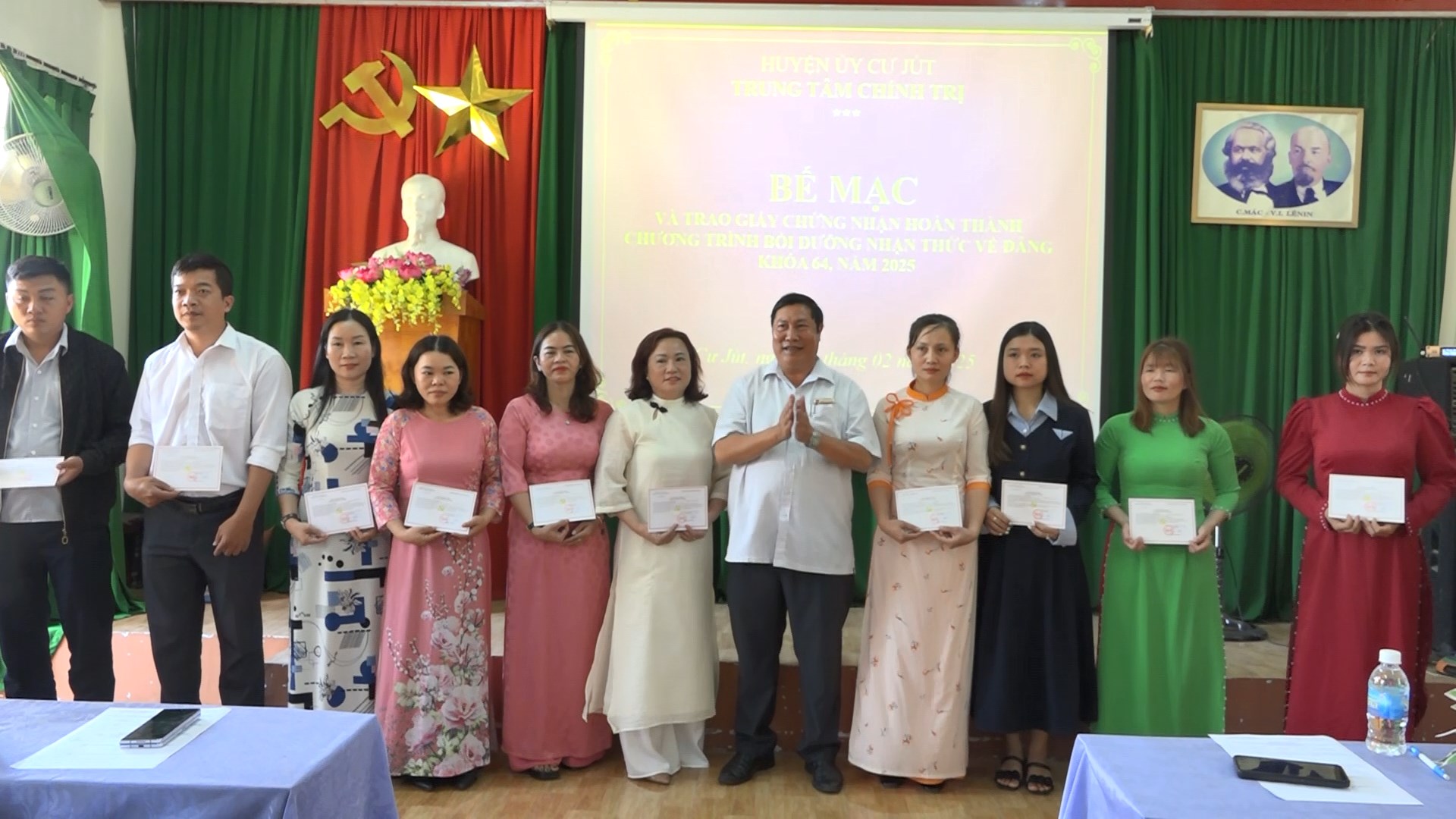 trung tam chinh tri huyen cu jut trao giay chung nhan cho cac hoc vien