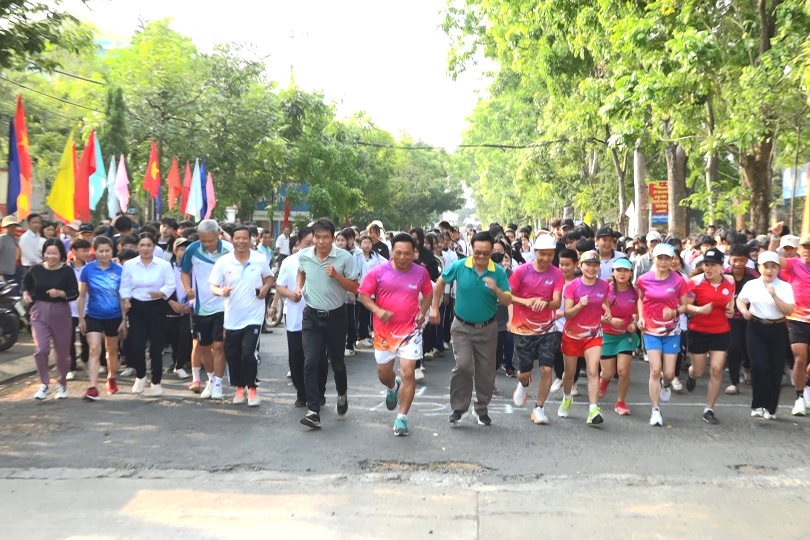 cac dai bieu va nhan dan tham gia chay huong ung cu ly 1km