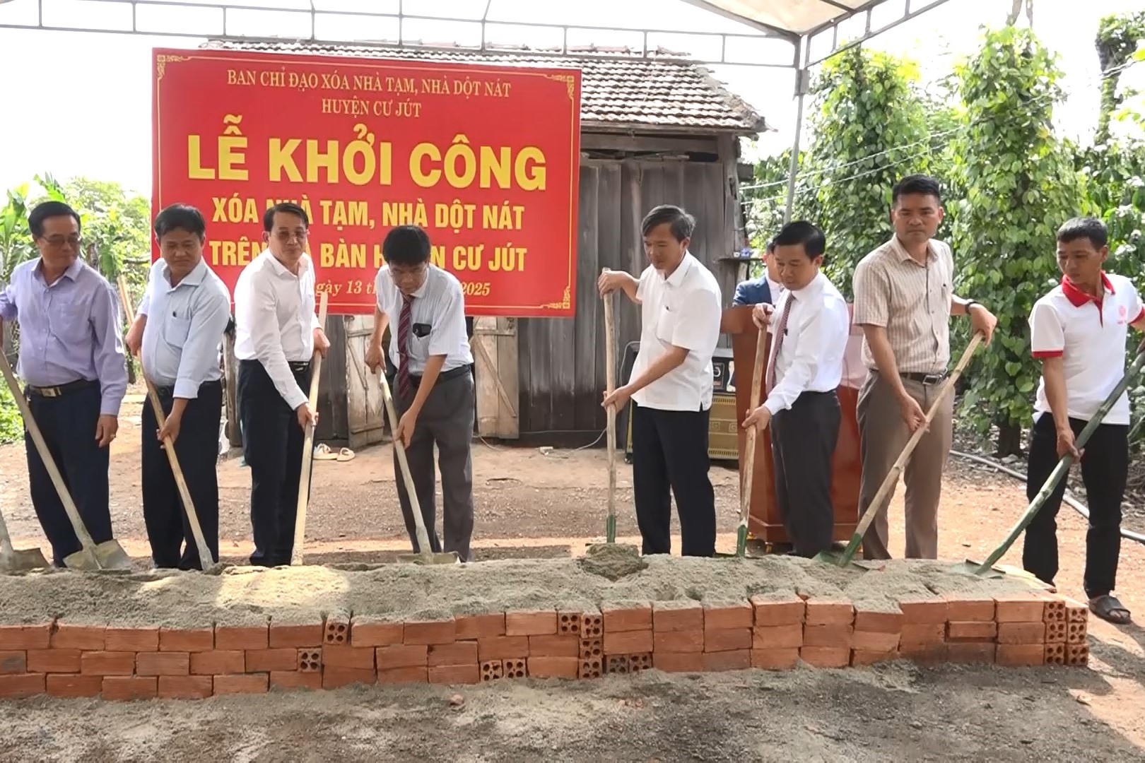 khoi cong xoa nha tam nha dot nat cho ho gia dinh ong to van huan thon 6 xa dak drong