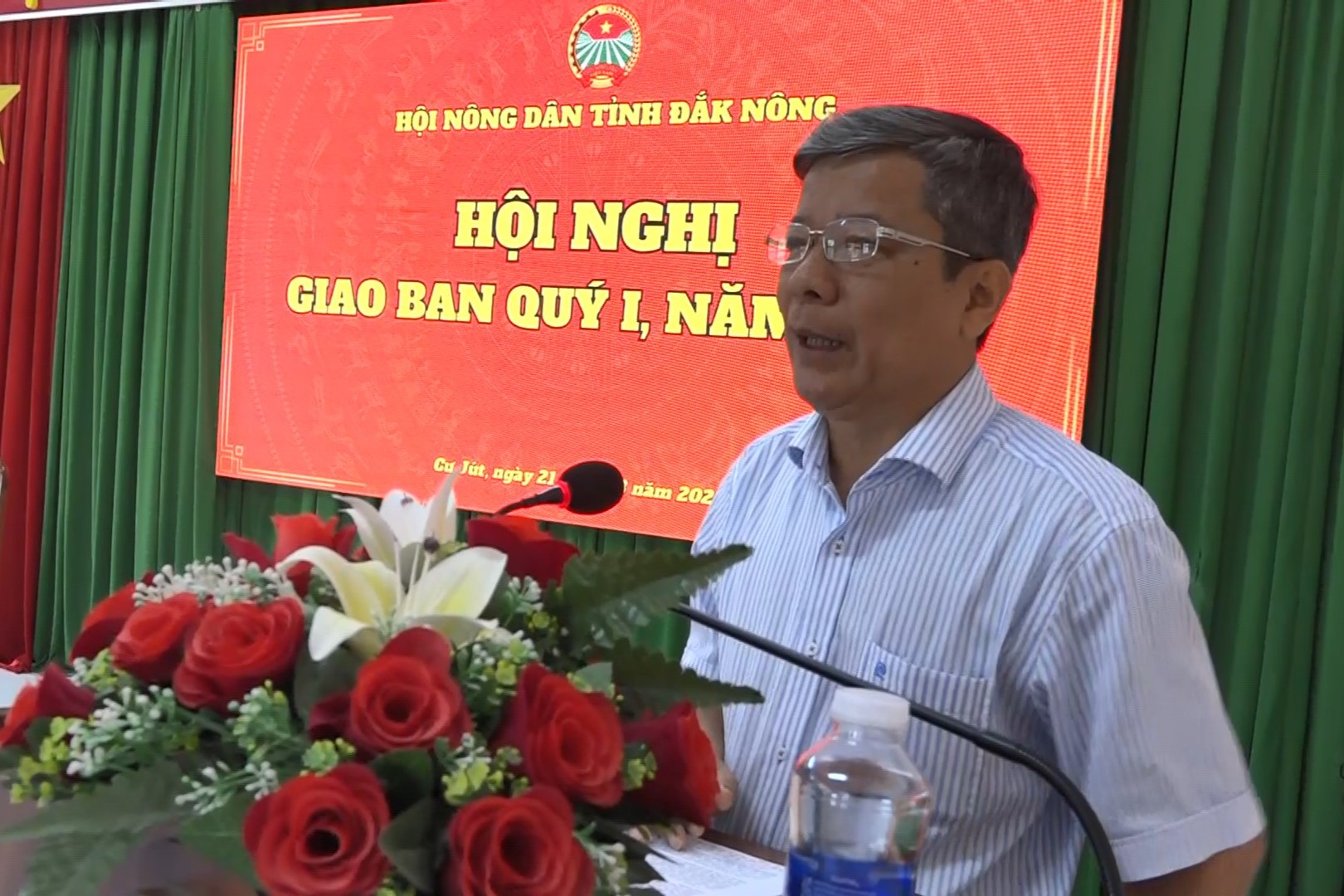 ong vo ngoc anh pho bi thu thuong truc huyen uy cu jut bay to niem vinh du cua dia phuong duoc dang cai to chuc hoi nghi