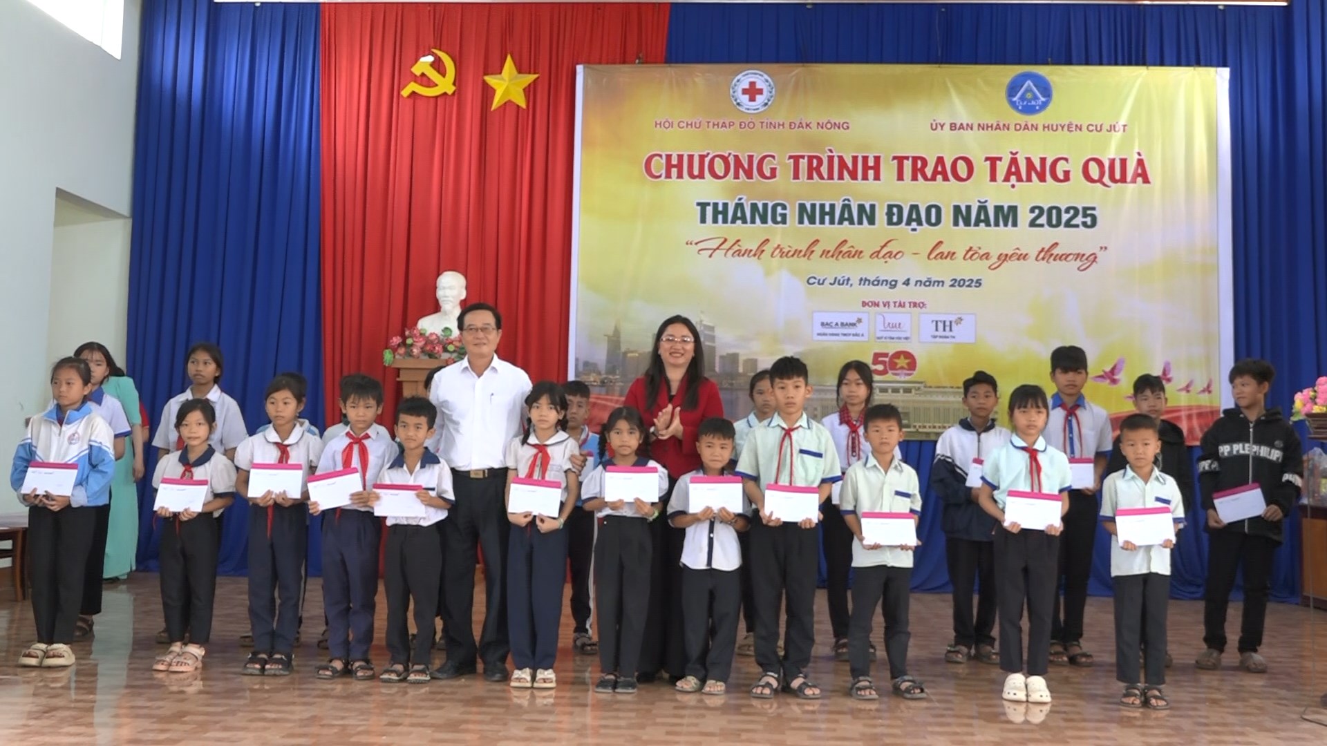 trao 50 suat hoc bong cho cac em hoc sinh co hoan canh kho khan