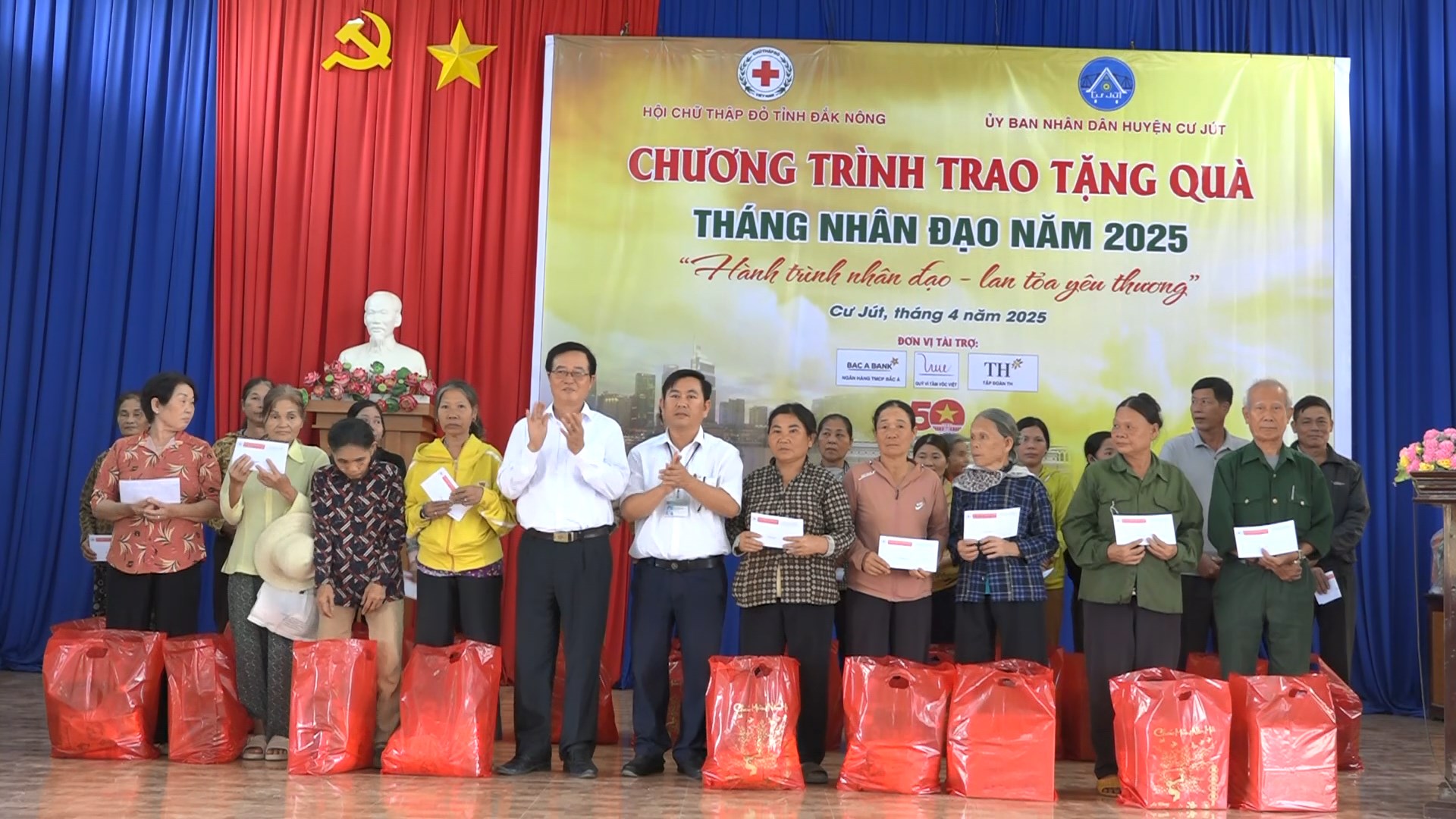 trao qua cho cac ho ngheo can ngheo gia dinh co hoan canh kho khan tre em tan tat tai xa nam dong
