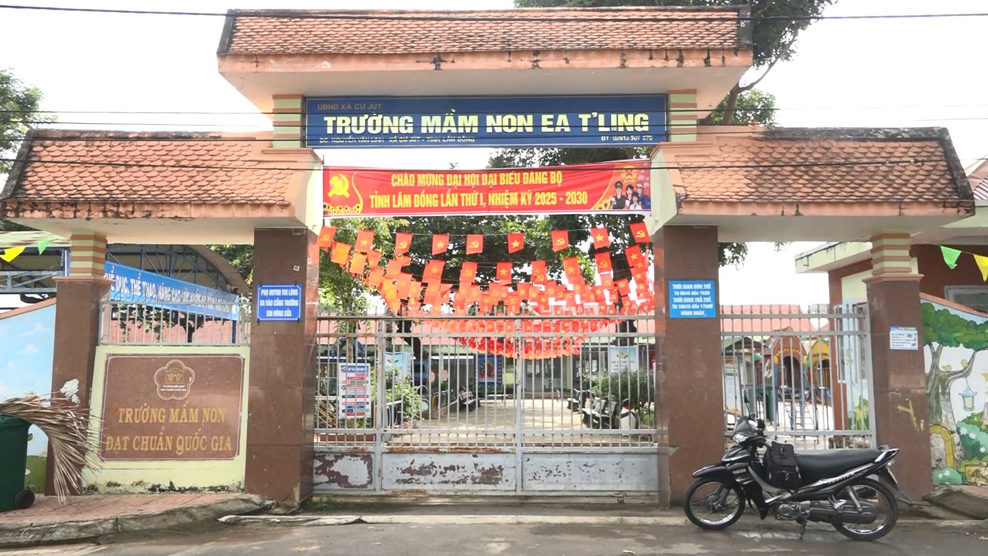 co hoa ruc ro tao tai cac co quan don vi truong hoc tren dia ban xa cu jut