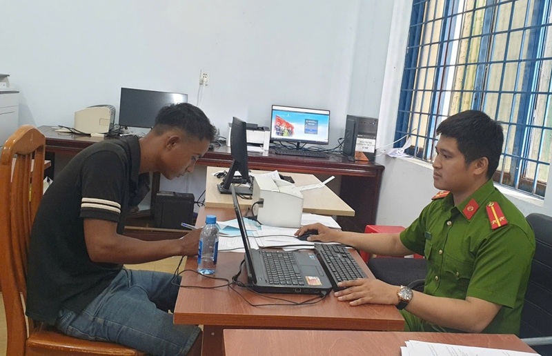 cong an xa cu jut lam viec voi doi tuong thach thanh tam