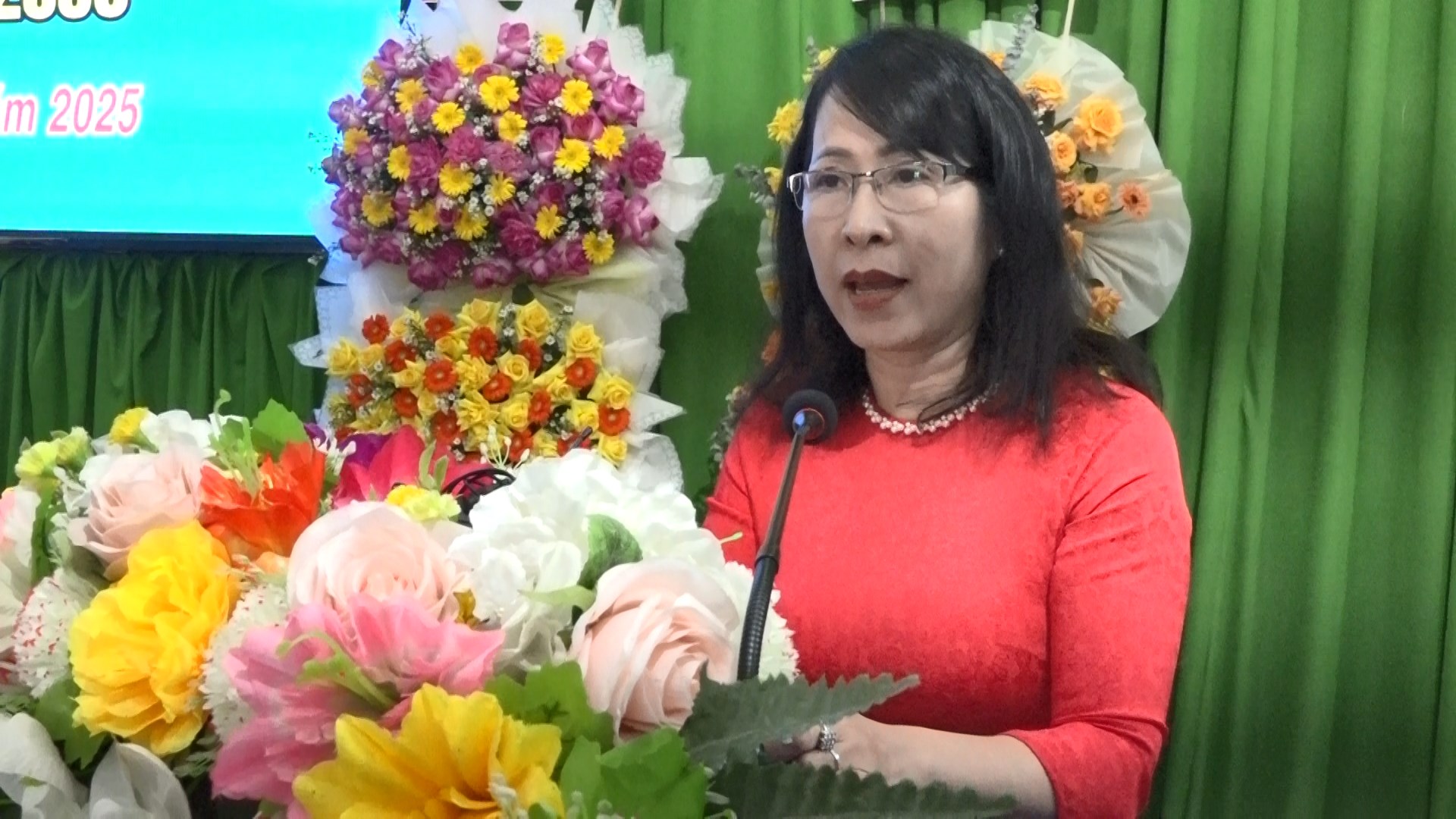 dong chi nguyen thi huong pho bi thu thuong truc dang uy xa cu jut ghi nhan bieu duong nhung ket qua hoi lhpn xa dat duoc trong nhiem ky qua