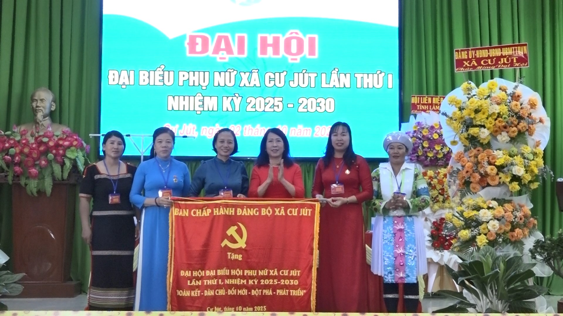dong chi nguyen thi huong pho bi thu thuong truc dang uy xa cu jut tang hoa va buc truong chuc mung ban chap hanh hoi lhpn xa cu jut