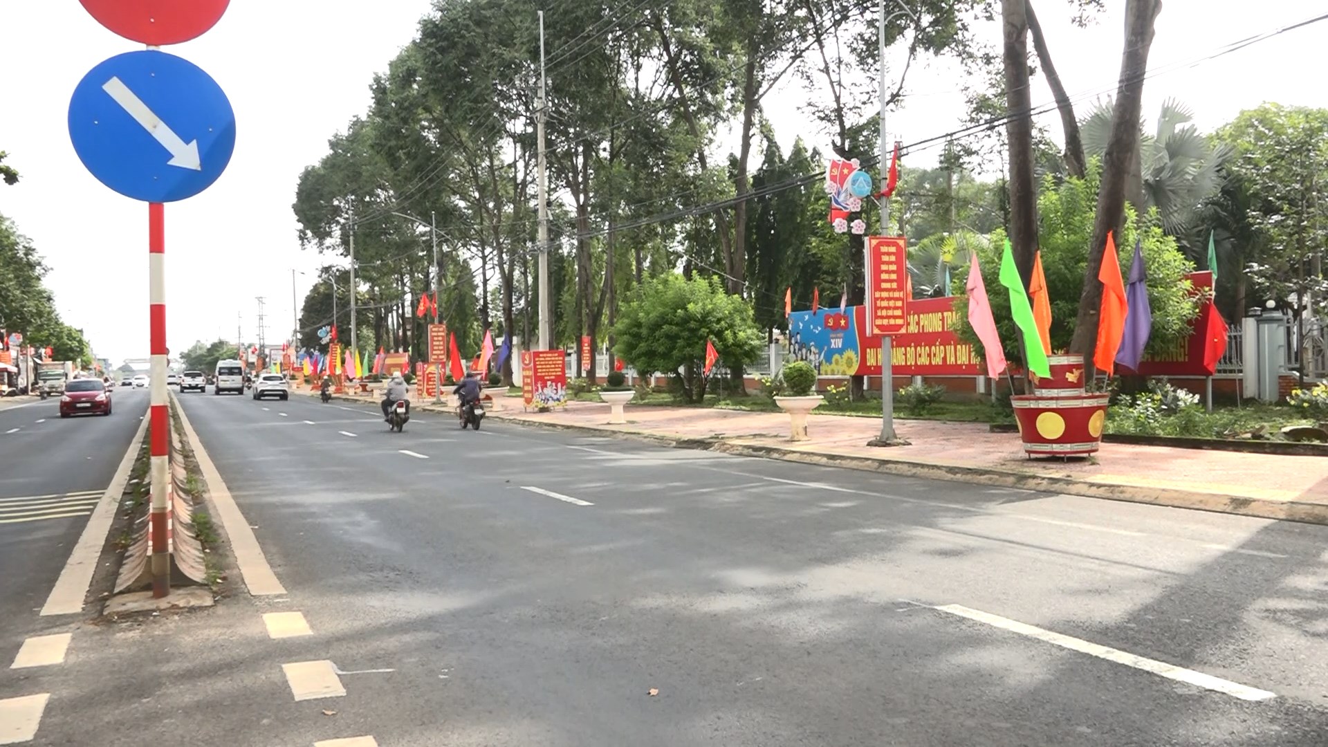 khu vuc tuyen duong quoc lo 14 doan qua dia ban xa cu jut duoc lap dat cac pano lon chao mung dai hoi