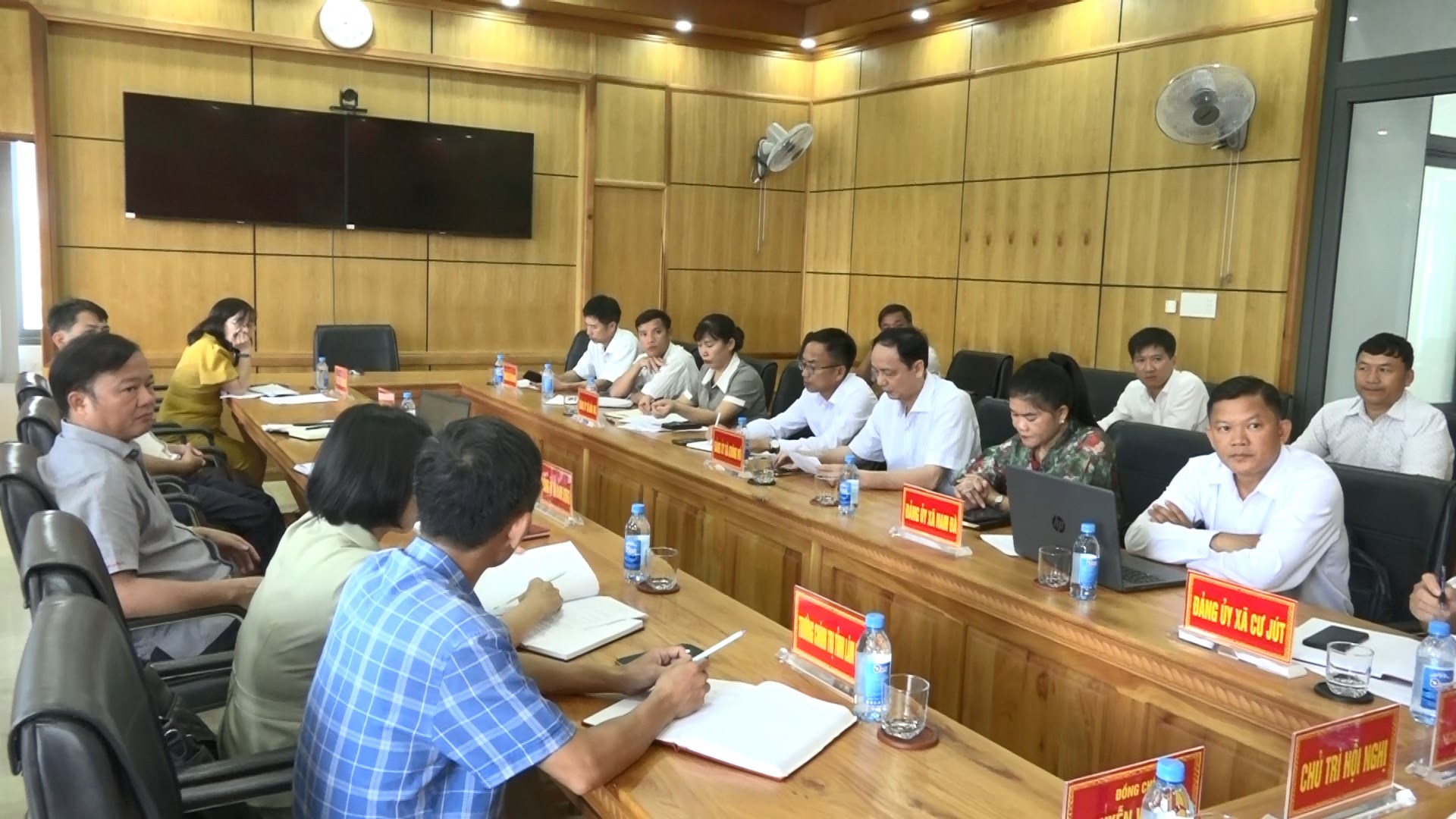 lanh dao dang uy 8 xa gom cu jut nam dong dak wil nam da dak sat dak min krong no nam nung tham du hoi nghi