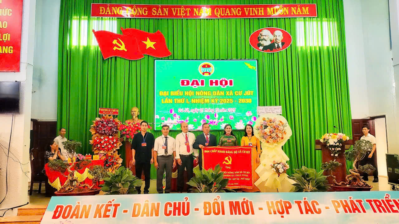 lanh dao dang uy hdnd ubnd xa cu jut tang hoa va buc truong chuc mung dai hoi